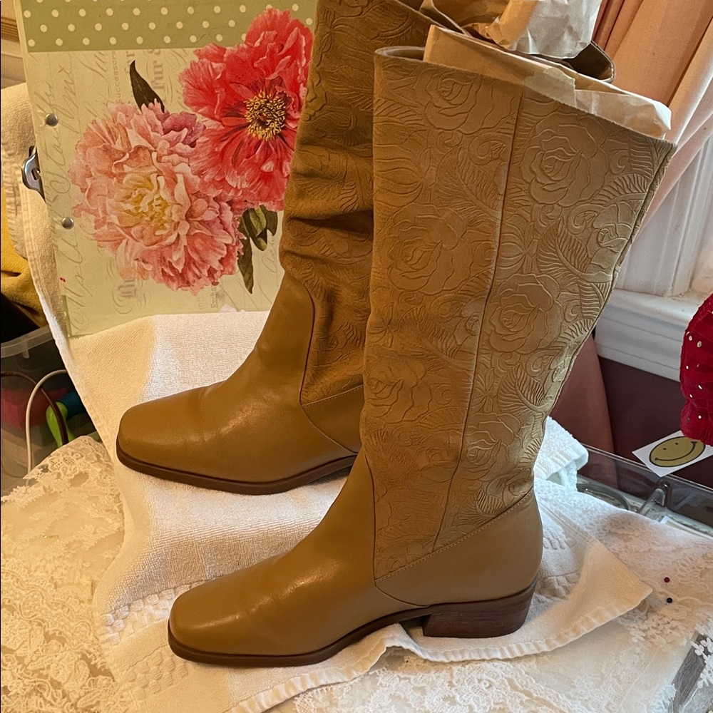Markon Tan Leather Embellished Boots with 🌹 Roses
